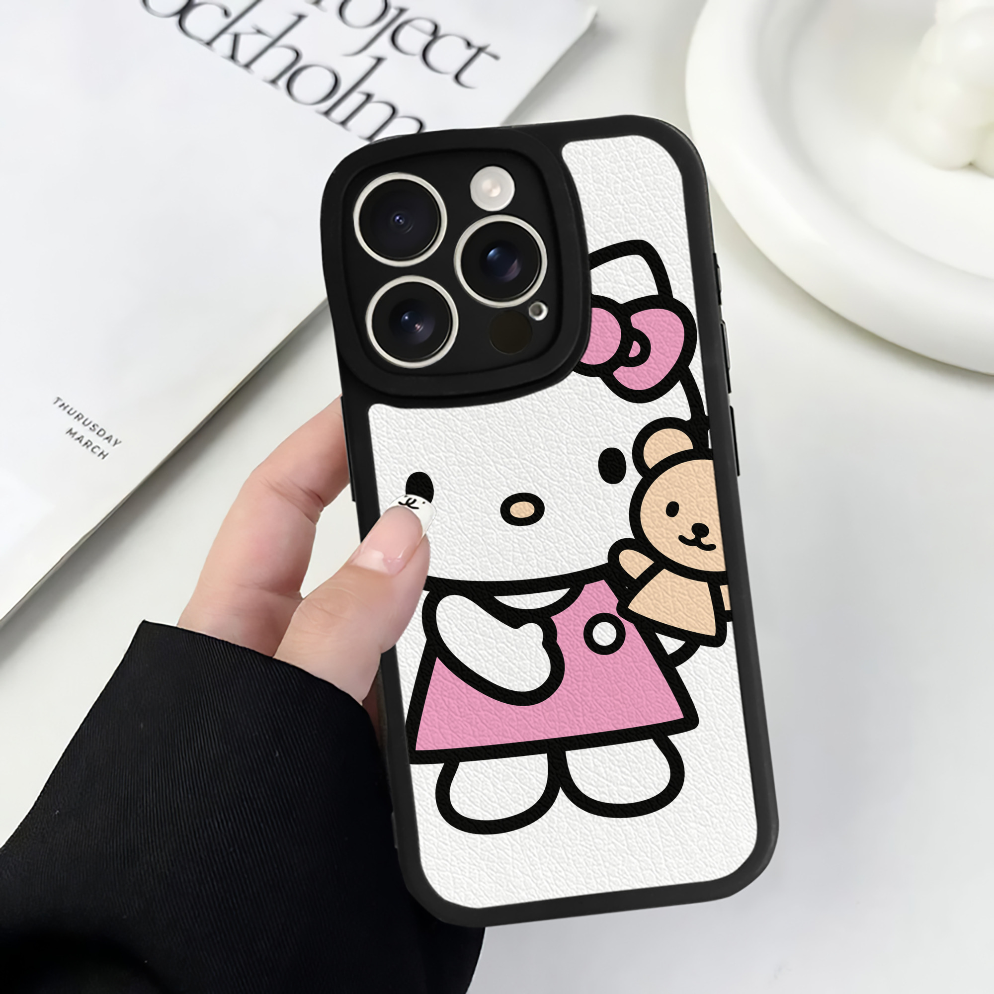 （画像用） Hello Kitty ハローキティ 【iPhone 16シリーズ対応】シリコンスマホケース（レザー調） 材質：シリコン